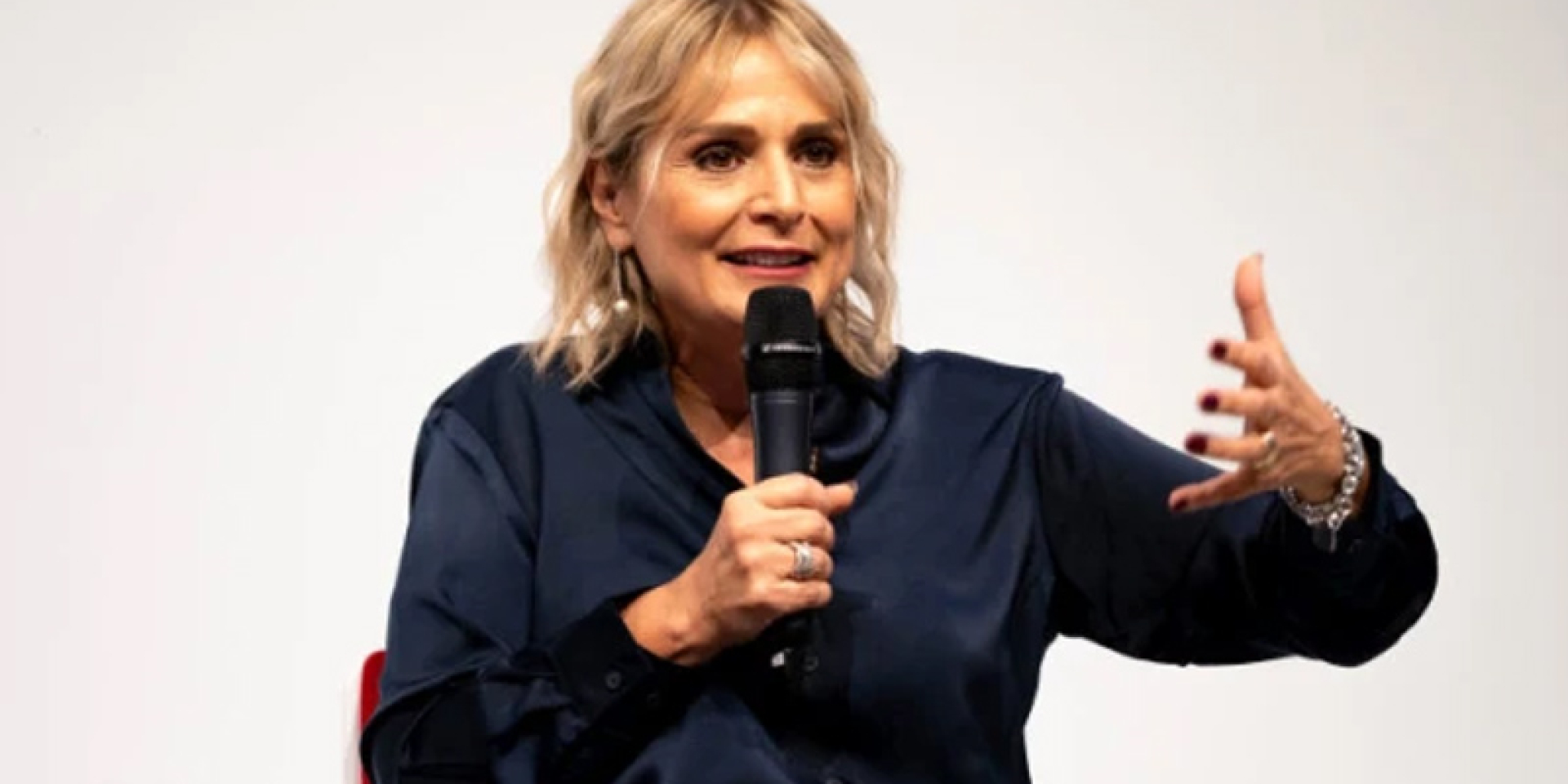 ANTONELLA VIOLA - LA RIVOLUZIONE DELLA CURA